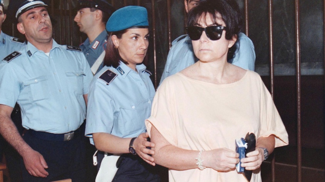 Η Πατρίτσια Ρετζιάνι, χήρα και ηθική αυτουργός της εκτέλεσης του Μαουρίτσιο Γκούτσι την ώρα που εισέρχεται στο δικαστήριο, 1998. ©EPA/ANSA/DANIEL DAL ZENNARO