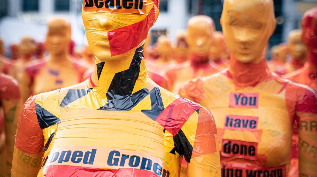 Κούκλες με συνθήματα κατά της βίας κατά των γυναικών