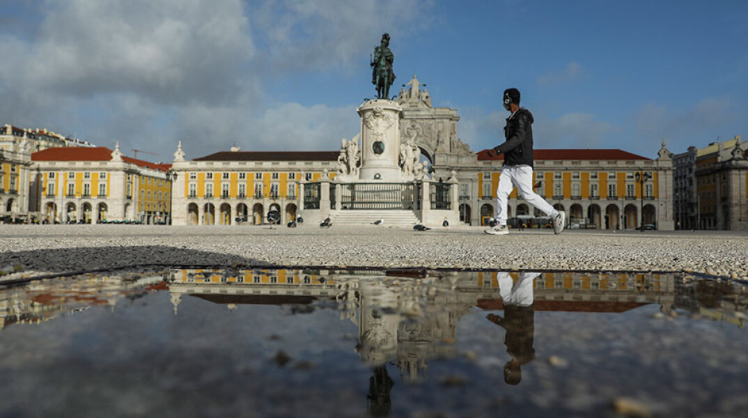 Κορωνοϊός στην Πορτογαλία: Ερημιά στην Comercio Square στο κέντρο της Λισαβόνας, καθώς παραμένει σε ισχύ το lockdown