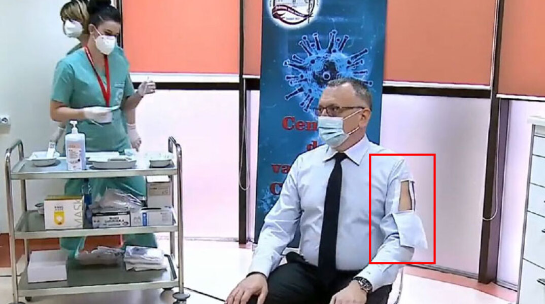 Ο Σορίν Σιμπεάνου, υπουργός Παιδείας στη Ρουμανία, και το viral πουκάμισό του λίγο πριν εμβολιαστεί για κορωνοϊό