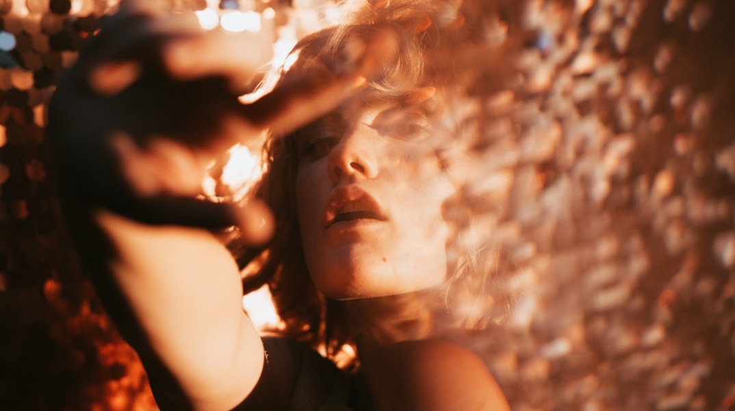 Κοπέλα με σγουρό μαλλί και μαύρη μπλούζα