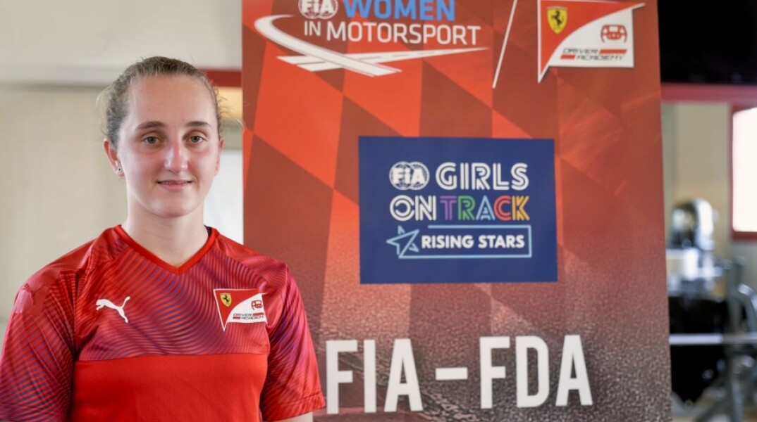  Maya Weug: H 16χρονη οδηγός από την Ολλανδία έγραψε ιστορία, καθώς γίνεται η πρώτη γυναίκα μέλος της ακαδημίας της Ferrari
