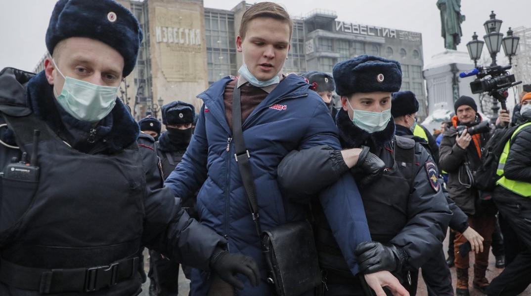 Σε εκατοντάδες συλλήψεις υποστηρικτών του Αλεξέι Ναβάλνι προχώρησαν σήμερα οι ρωσικές αρχές, τουλάχιστον 10.000 διαδηλώνουν στο κέντρο της Μόσχας