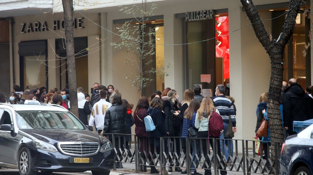 Ουρές σχηματίστηκαν έξω από καταστήματα στη Θεσσαλονίκη, καθώς καταναλωτές ενώ δεν τηρούνταν πάντα οι απαραίτητες αποστάσεις. 