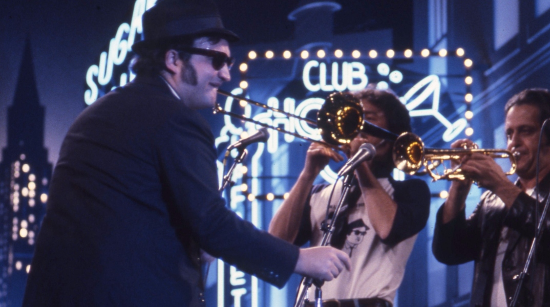 O Τζον Μπελούσι τραγουδά με τους The Blues Brothers