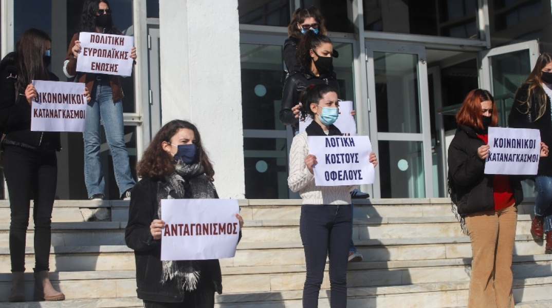 Σιωπηρή διαμαρτυρία στο ΑΠΘ με θέμα «Σπάμε τη σιωπή για τις πραγματικές αίτιες της πολύμορφης βίας κατά των γυναικών»