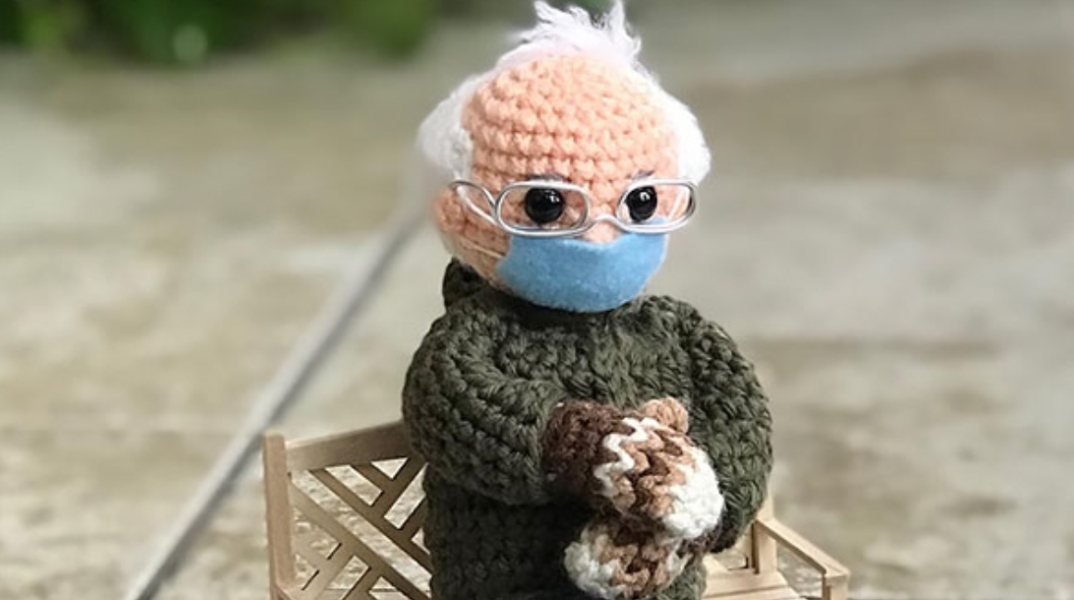 Πλεκτή κούκλα Μπέρνι Σάντερς, μια δημιουργία της Αμερικανίδας Τόμπι Κινγκ