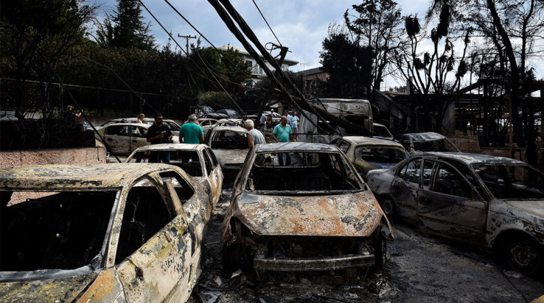 Φονική πυρκαγιά στο Μάτι με 102 νεκρούς - Ο δρόμος με τα καμένα αυτοκίνητα