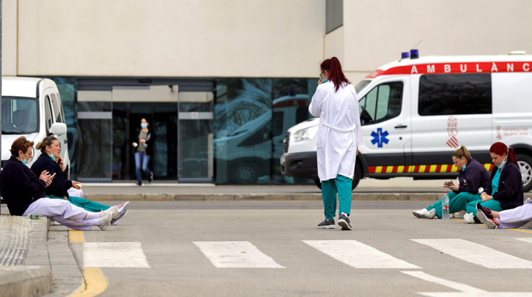 Κορωνοϊός στην Ισπανία: Γιατροί και νοσηλευτές έξω από νοσοκομείο αναφοράς Covid-19