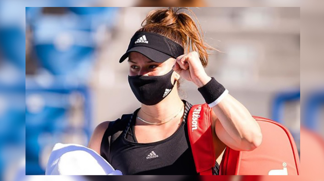 Η τενίστρια Μαρία Σάκκαρη με μαύρο καπέλο και μάσκα