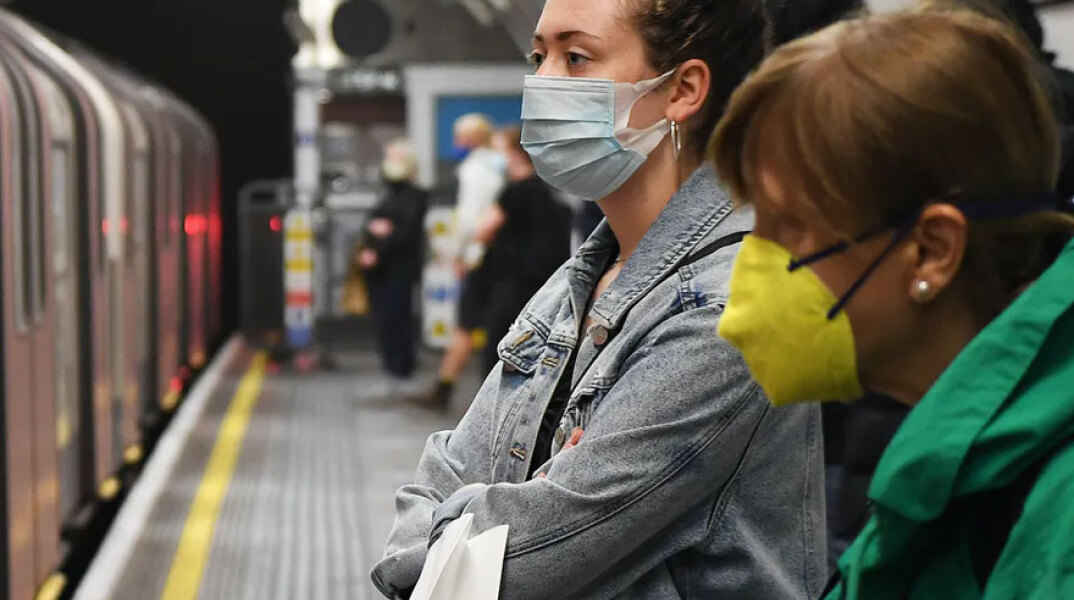Επιβάτες του Μετρό με μάσκα για τον κορωνοϊό (ΦΩΤΟ ΑΡΧΕΙΟΥ)
