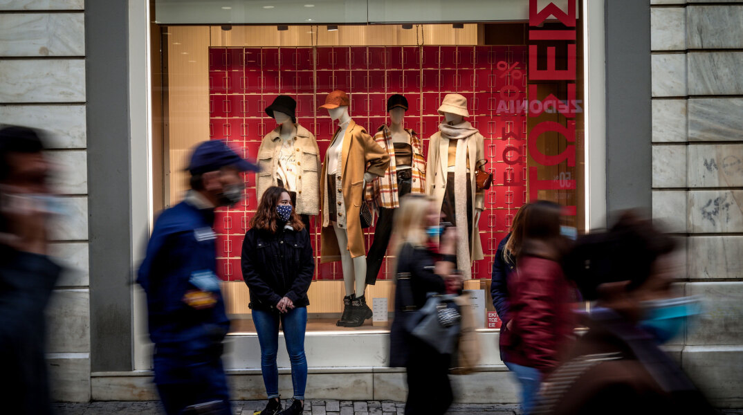 Καταναλωτές και αστυνομικοί ανεβοκατεβαίνουν την Ερμού, καθώς τα καταστήματα είναι ανοικτά