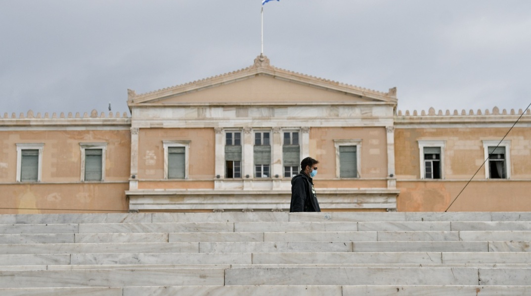 Στιγμιότυπα χρήσης μασκών στο κέντρο της Αθήνας