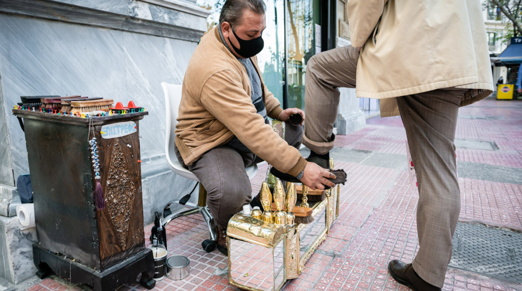 Ο κύριος Σάκης Βογιατζής μιλά για την καθημερινότητά του ως λουστραδόρος στη Βουκουρεστίου