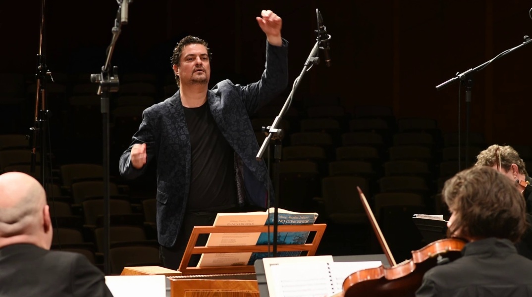 Ο Γιώργος Πέτρου διευθύνει τους Μουσικούς της Καμεράτας-Ορχήστρας των Φίλων της Μουσικής