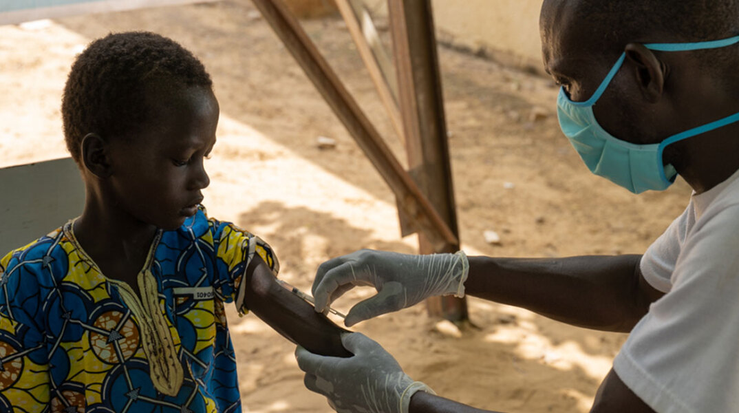 Μάλι - Νοσηλευτής εμβολιάζει ένα παιδί κατά της ιλαράς στην Boureim Inaly