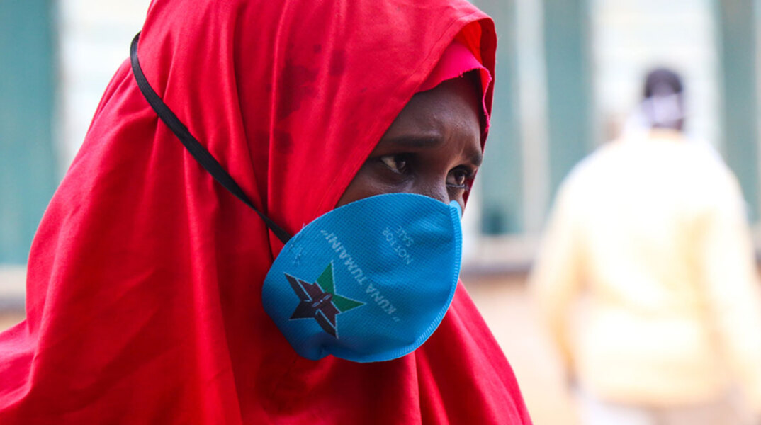 Κένυα - Μια πρόσφυγας περιμένει να μπει στην κλινική των Γιατρών Χωρίς Σύνορα που προσφέρει υπηρεσίες ψυχικής υγείας