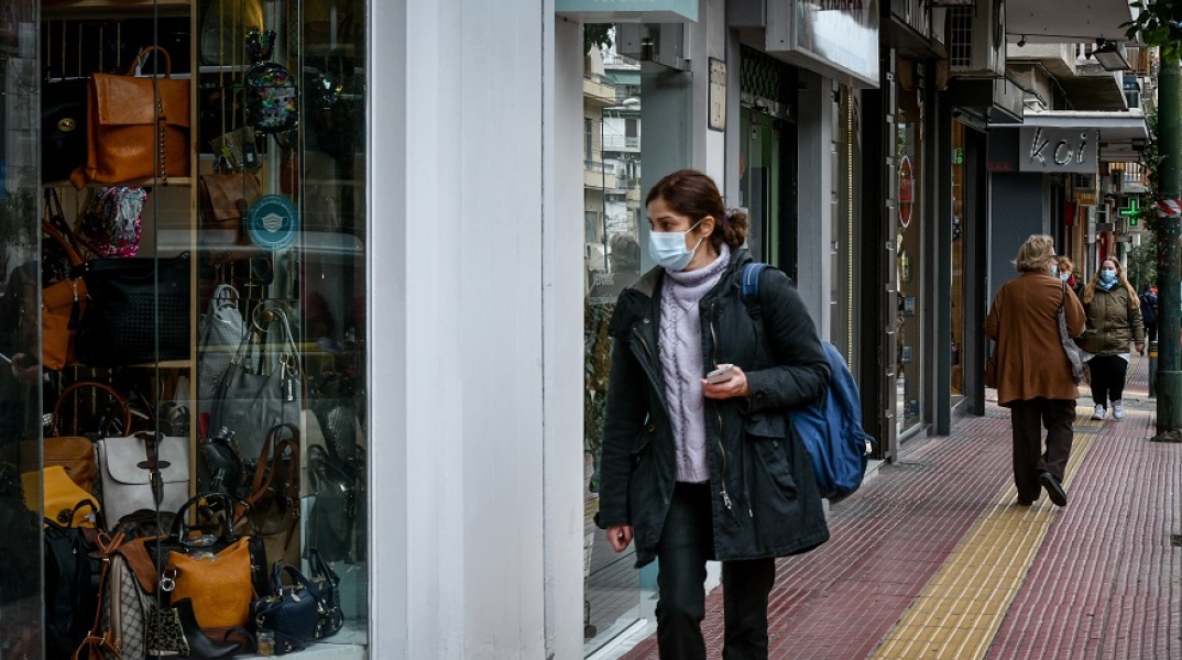 Γυναίκα με μάσκα