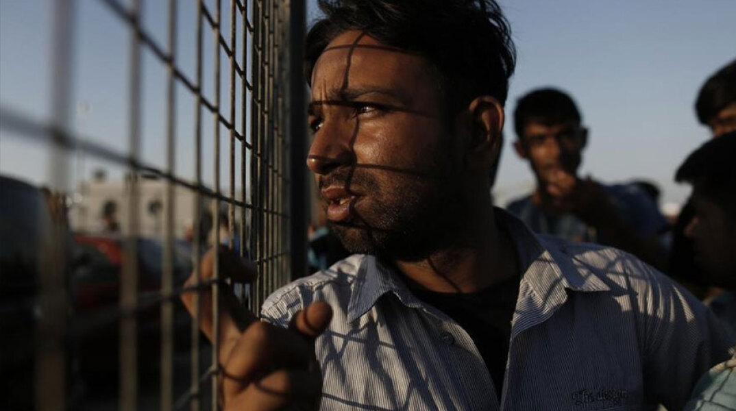 Πρόσφυγας μπροστά από συρματόπλεγμα