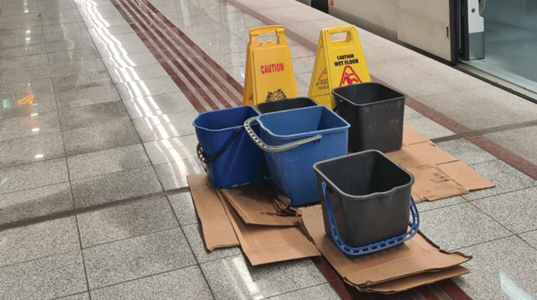 Κουβάδες μαζεύουν νερό που στάζει στο σταθμό του μετρό στη Νίκαια