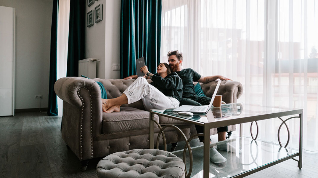 Ζευγάρι που διαβάζει