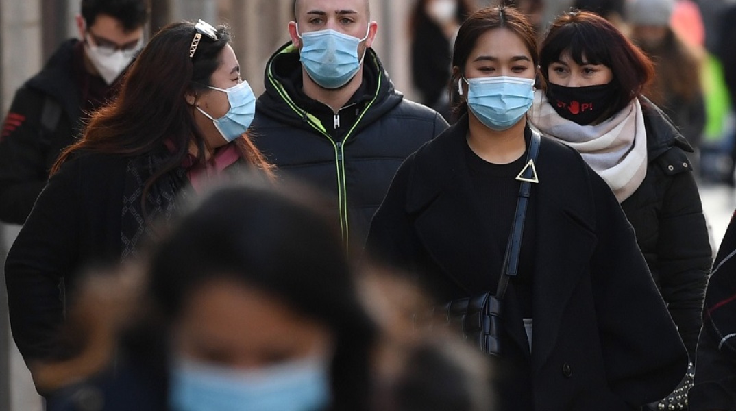 Κορωνοϊός - Πολίτες με μάσκα στην Ιταλία
