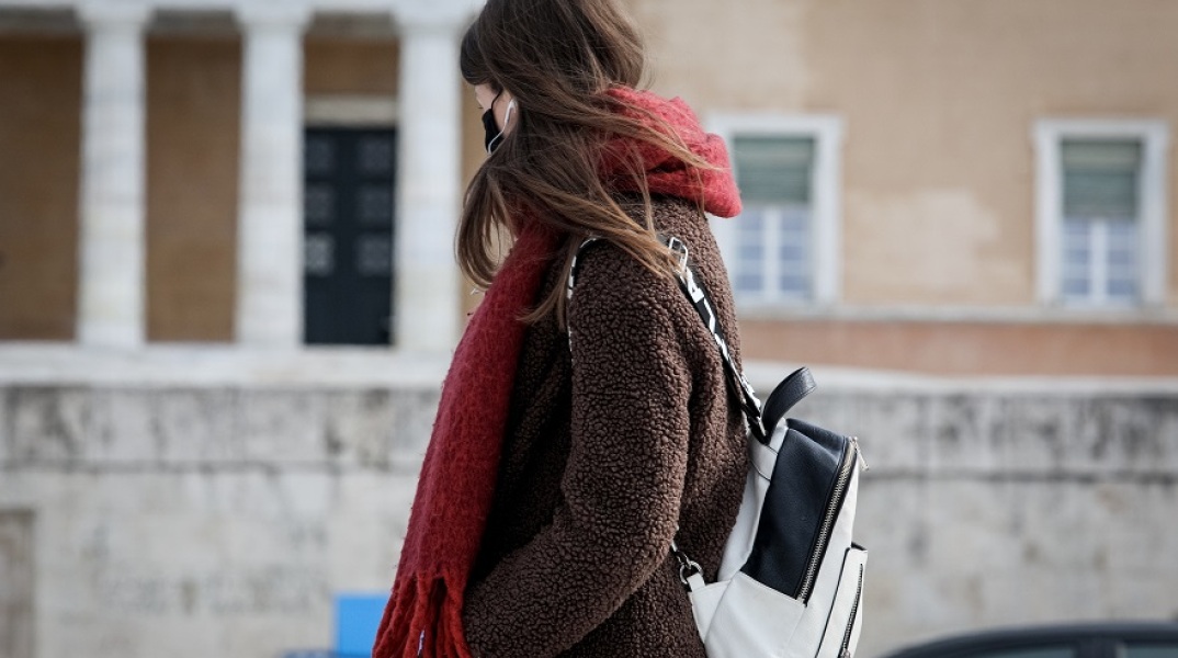 Γυναίκα με μάσκα στο κέντρο της Αθήνας