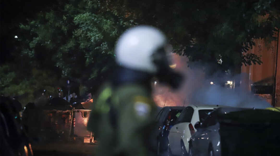 Αστυνομικός των ΜΑΤ σε επεισόδια με μολότοφ (ΦΩΤΟ ΑΡΧΕΙΟΥ)