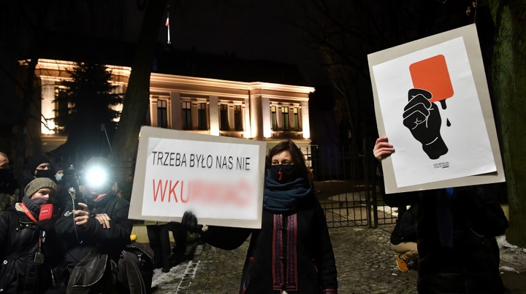 Στιγμιότυπο από τις διαμαρτυρίες κατά της απόφασης του Συνταγματικού Δικαστηρίου