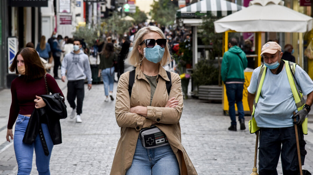 Αττική: Γυναίκα με μάσκα για τον κορωνοϊό ανεβαίνει την Ερμού
