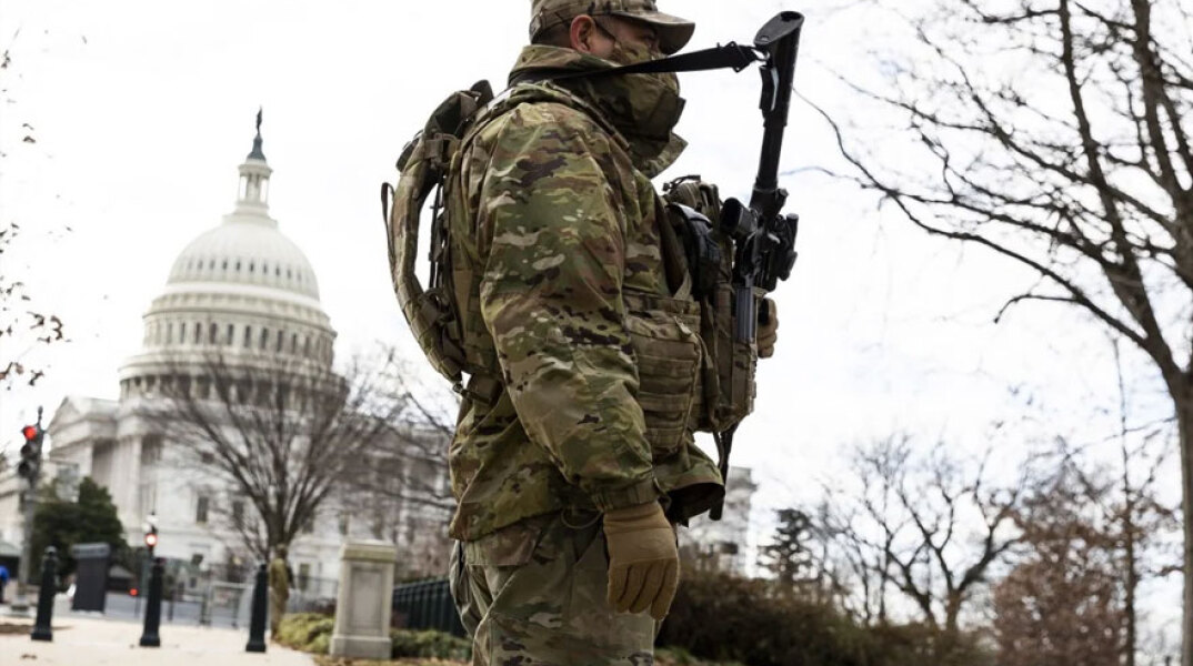 Πάνοπλος στρατιώτης για την ασφάλεια στο Καπιτώλιο στην Ουάσινγκτον