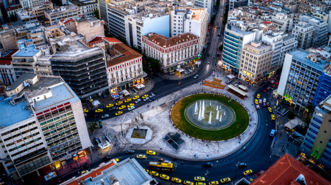 Η πλατεία Ομονοίας με το συντριβάνι