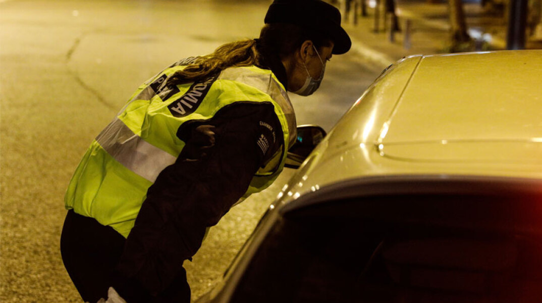 Lockdown στην Αττική: Γυναίκα αστυνομικός πραγματοποιεί έλεγχο για την απαγόρευση κυκλοφορίας