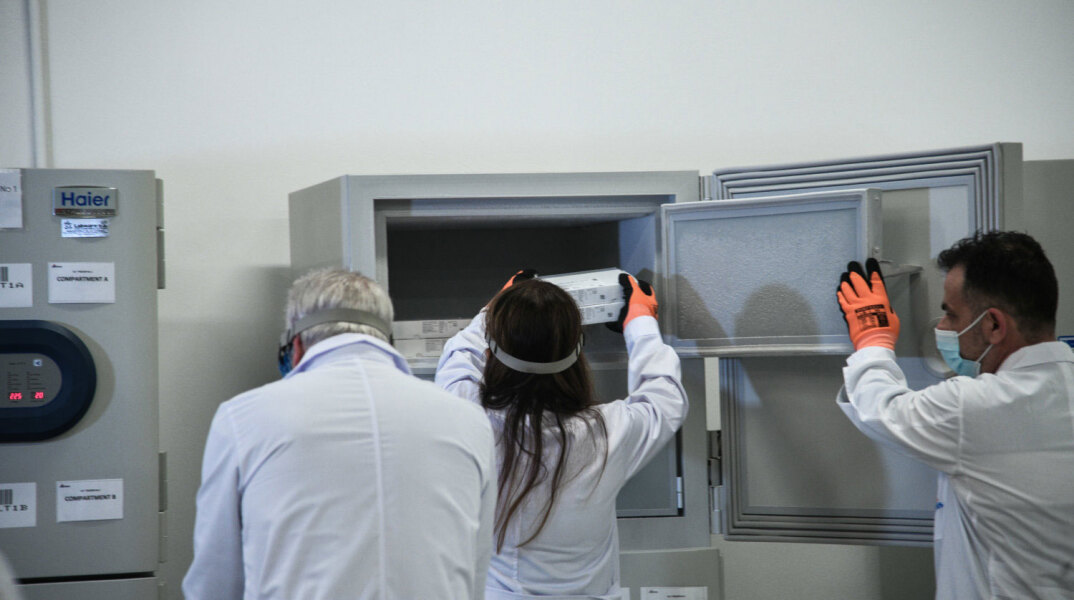 Εμβόλια των Pfizer/BioNTech για τον κορωνοϊό στην Ελλάδα τοποθετούνται σε ειδικά ψυγεία