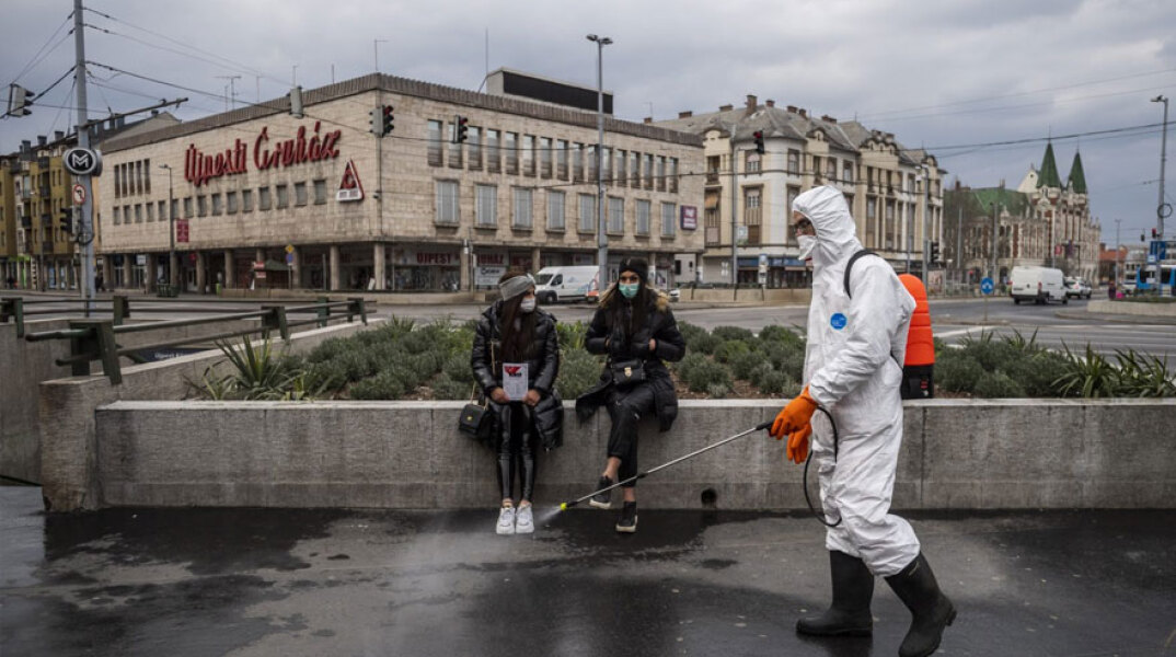 Ουγγαρία - Κορωνοϊός: Άνδρας με προστατευτική στολή απολυμαίνει χώρους στη Βουδαπέστη
