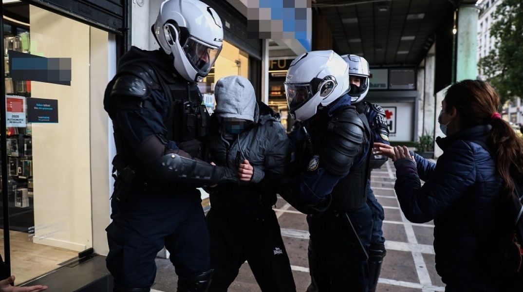 Προσαγωγή ατόμου από αστυνομικούς στο κέντρο της Αθήνας