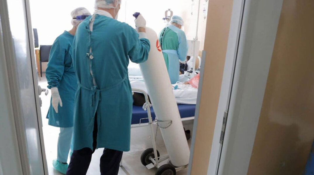 Γιατροί και νοσηλευτές σε νοσοκομείο σπεύδουν κοντά σε ασθενή (ΦΩΤΟ ΑΡΧΕΙΟΥ)