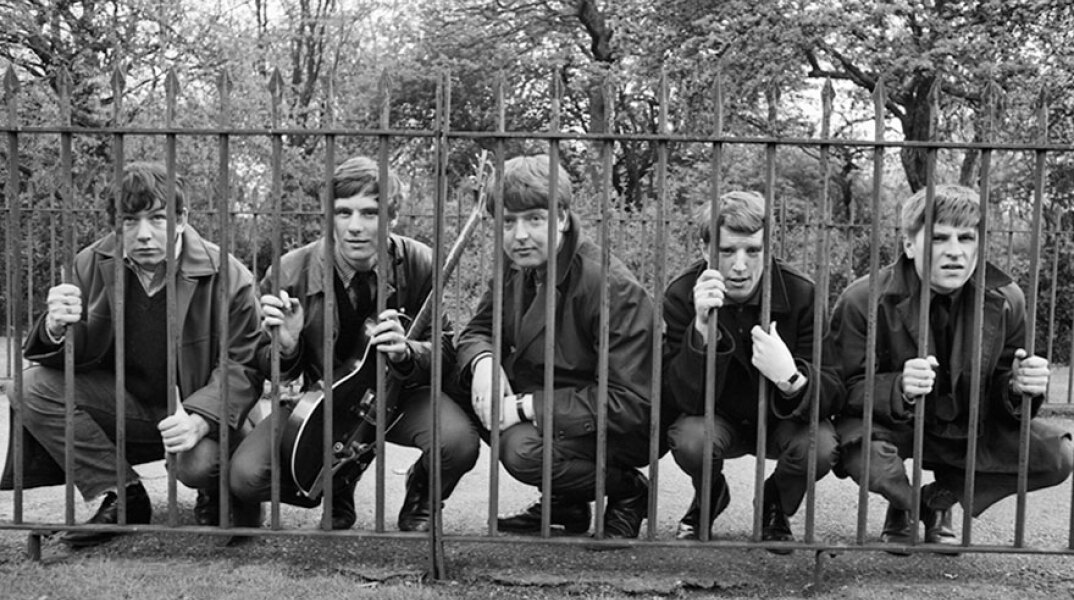 The Animals: Τα μέλη του βρετανικού συγκροτήματος ποζάρουν πίσω από μεταλλικά κάγκελα στις 30 Απριλίου 1964 - Eric Burdon, Hilton Valentine, Chas Chandler, John Steel, Alan Price