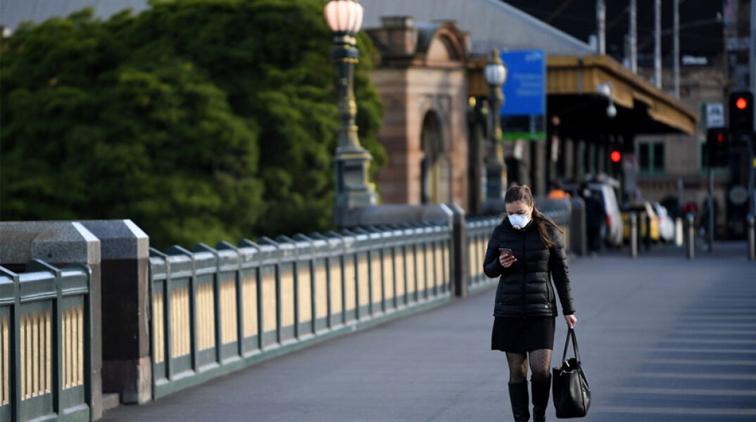 Αυστραλία: Γυναίκα με μάσκα για τον κορωνοϊό (ΦΩΤΟ ΑΡΧΕΙΟΥ)