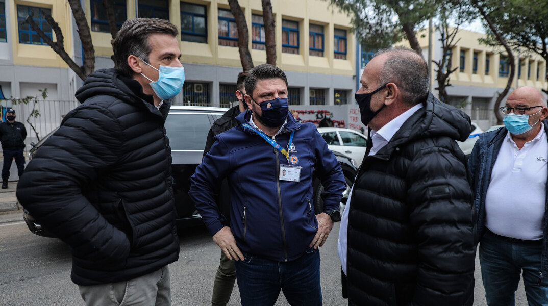 Νίκος Χαρδαλιάς και Παναγιώτης Αρκουμανέας με μάσκα για τον κορωνοϊό