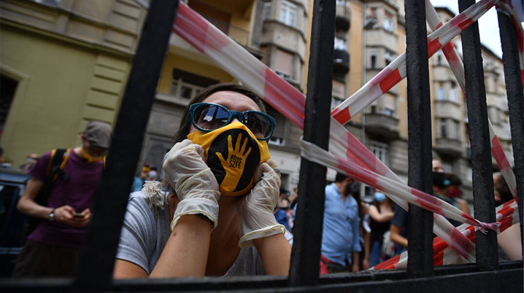 Ουγγαρία - Κορωνοϊός: Κοπέλα με προστατευτική μάσκα σε διαδήλωση στη Βουδαπέστη (ΦΩΤΟ ΑΡΧΕΙΟΥ)