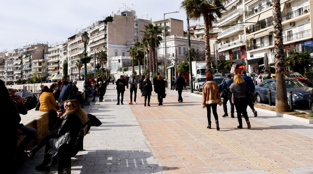 Lockdown στην Αττική: Πολίτες περπατούν και συζητούν στο Πασαλιμάνι του Πειραιά