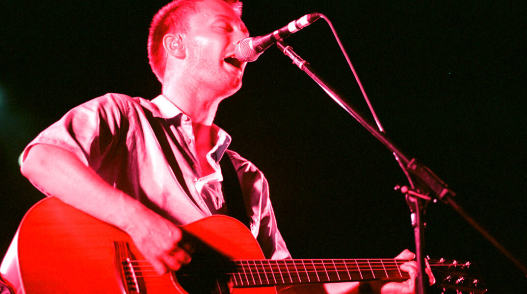 Στιγμιότυπο από τη συναυλία των Radiohead στο Θέατρο Λυκαβηττού στην Αθήνα το 2000