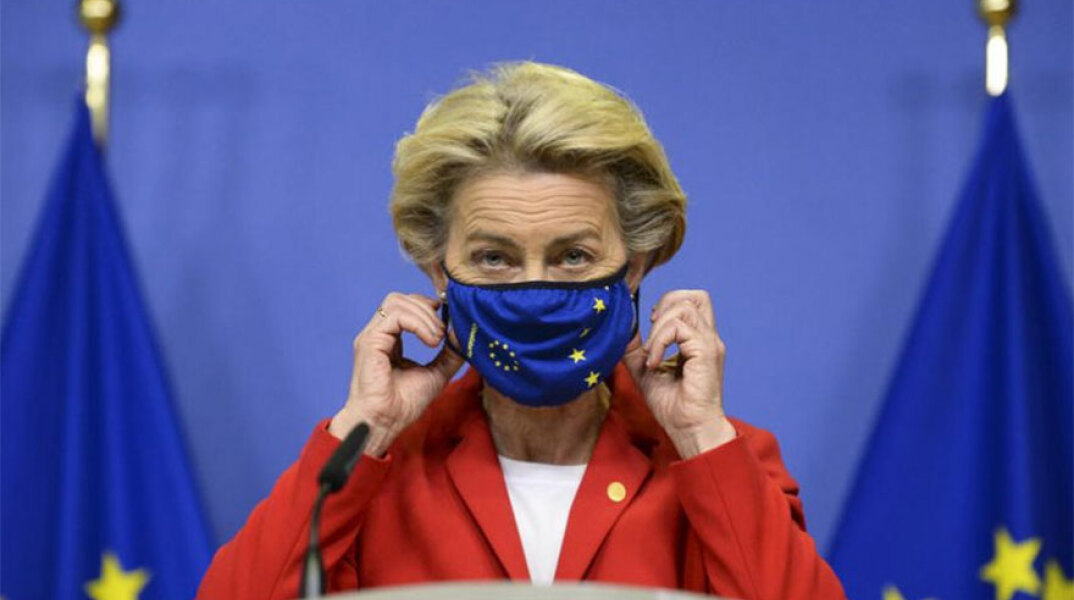Η Ούρσουλα Φον ντερ Λάιεν, πρόεδρος της Κομισιόν, με μάσκα για τον κορωνοϊό