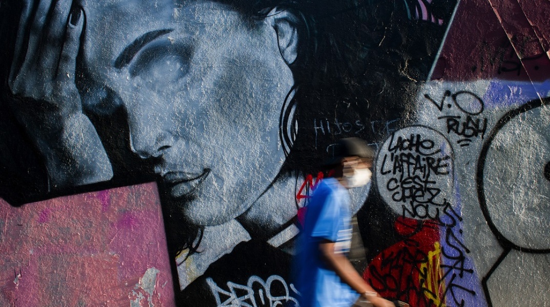Τοιχογραφία στο Παρίσι που απεικονίζει γυναίκα 