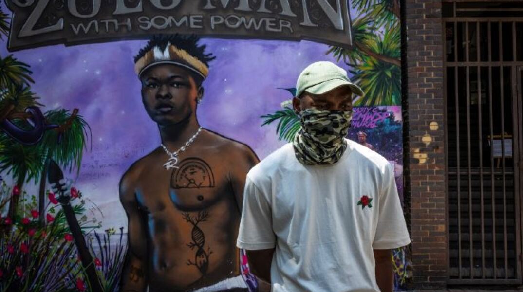 Άνθρωπος με μάσκα στη Νότια Αφρική