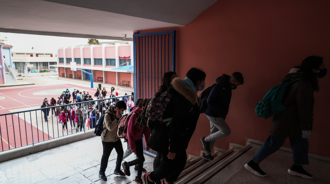 Οι επιπτώσεις στα παιδιά από τις ανατροπές στη λειτουργία των σχολείων 