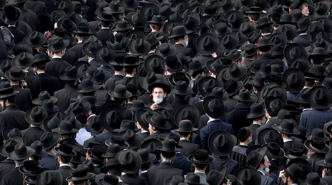 Υπερορθόδοξοι Εβραίοι σε κηδεία ραβίνου 