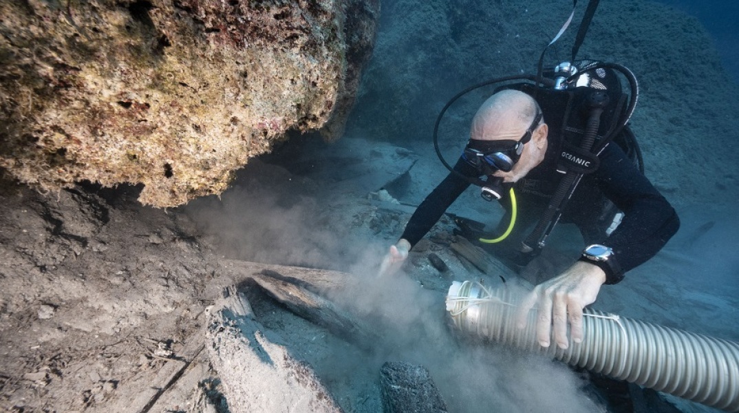 Ανασκαφή στο χώρο της Τομής 2020, όπου φαίνονται νομείς και άλλα ξύλα του πλοίου κάτω από τα βράχια