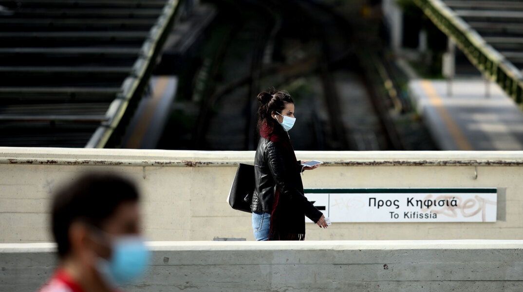 Αττική - Lockdown: Κοπέλα με μάσκα για τον κορωνοϊό σε σταθμό του Ηλεκτρικού